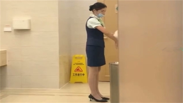 精品厕拍空姐机场厕拍丝制高跟气质美女